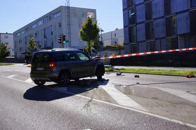 Stuttgart-Rot: Auto kollidiert mit Strassenlaterne